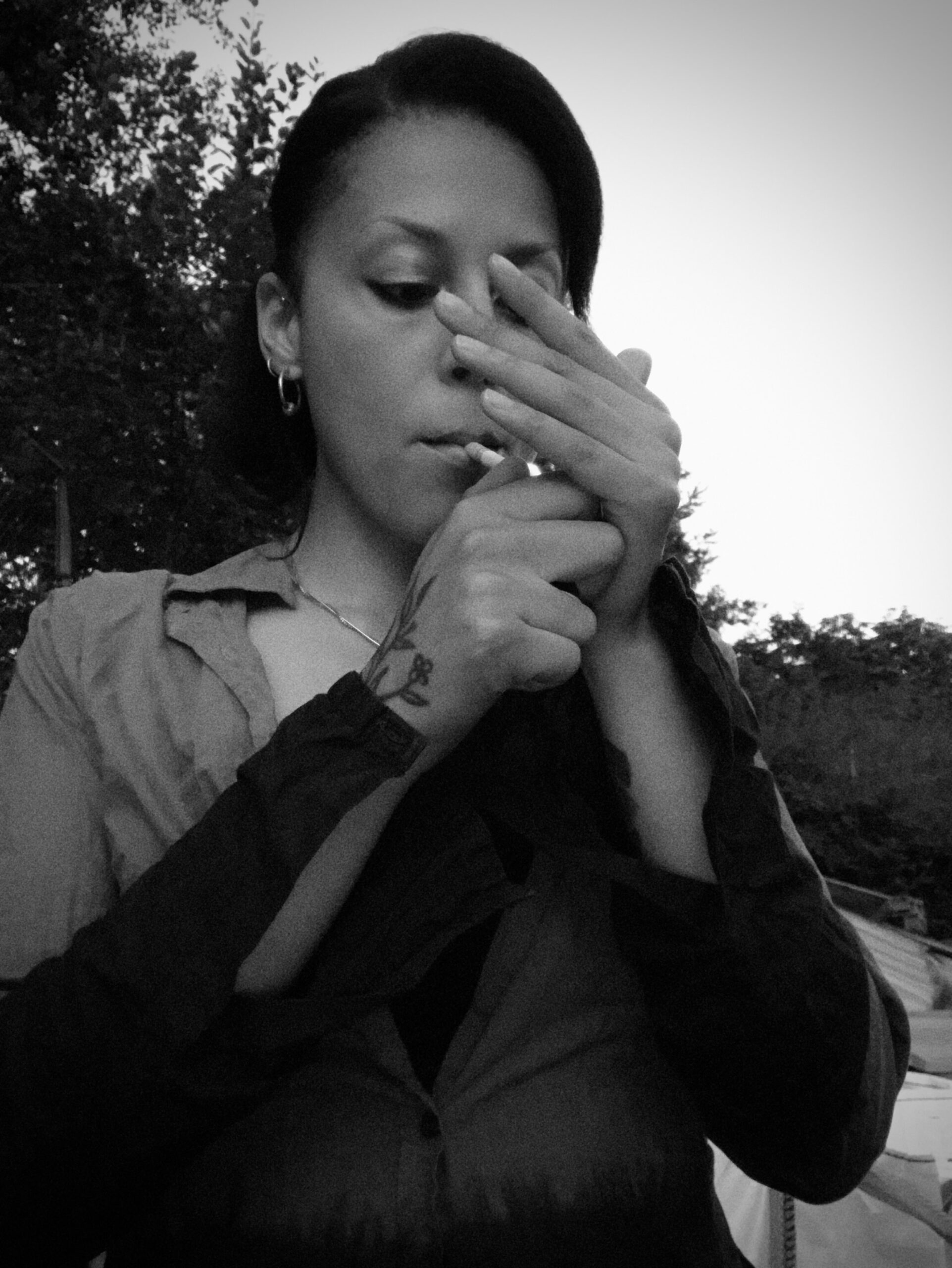Profile picture about Mistrix Syx, smoking a ciggarette.